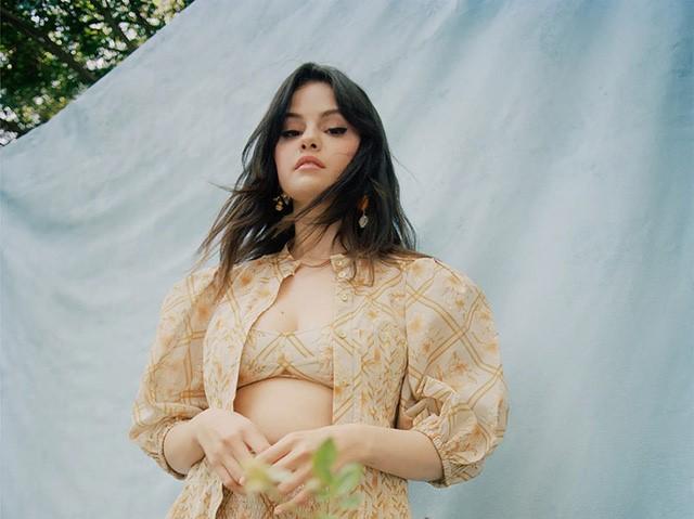 Selena Gomez và dàn sao ở nhà vẫn tích cực diện trang phục gợi cảm