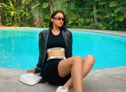 Giữa mùa hè nóng như đổ lửa, không hiểu vì sao Tiểu Vy lại thích diện chất liệu mùa đông này đến thế?