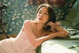 Hết thích làm "tắc kè hoa", Linh Ngọc Đàm đổi sang style diện đồ màu sắc trung tính sang chảnh