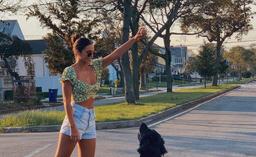 Á hậu 2 Miss Universe thích mặc đồ hở eo táo bạo