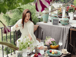 Vẻ dịu dàng của Hoa hậu Đỗ Mỹ Linh càng thêm mong manh nhờ màu sắc trang phục thanh nhã này