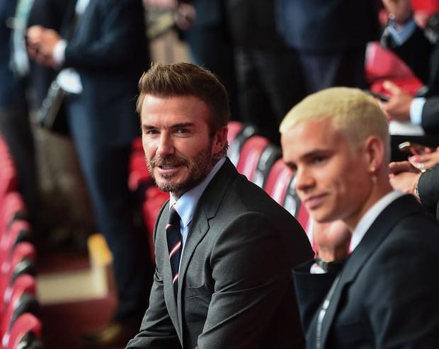 Không phải quần đùi áo số, David Beckham quyến rũ nhất khi mặc suit