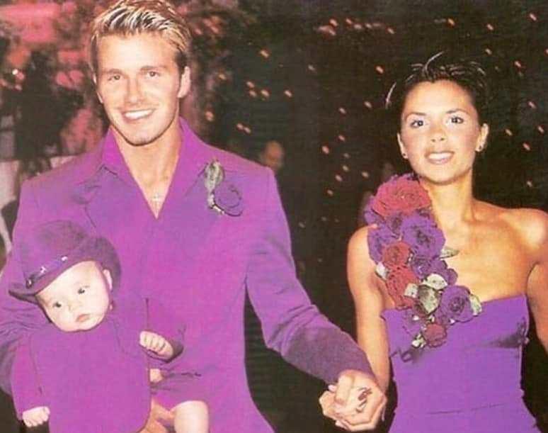 David Beckham tổng kết 22 năm hôn nhân với bà xã Victoria Beckham bằng những bức ảnh mặc đồ đôi cực "tình"