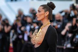 Miếng dán ngực là "vũ khí" để Bella Hadid chinh phục chiếc váy lá phổi