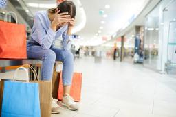 Về hành vi mua sắm để lấp đầy tổn thương và cách thoát khỏi nó