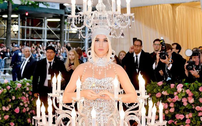 Katy Perry cùng loạt sao rơi vào tình huống oái oăm khi lên đồ dự sự kiện