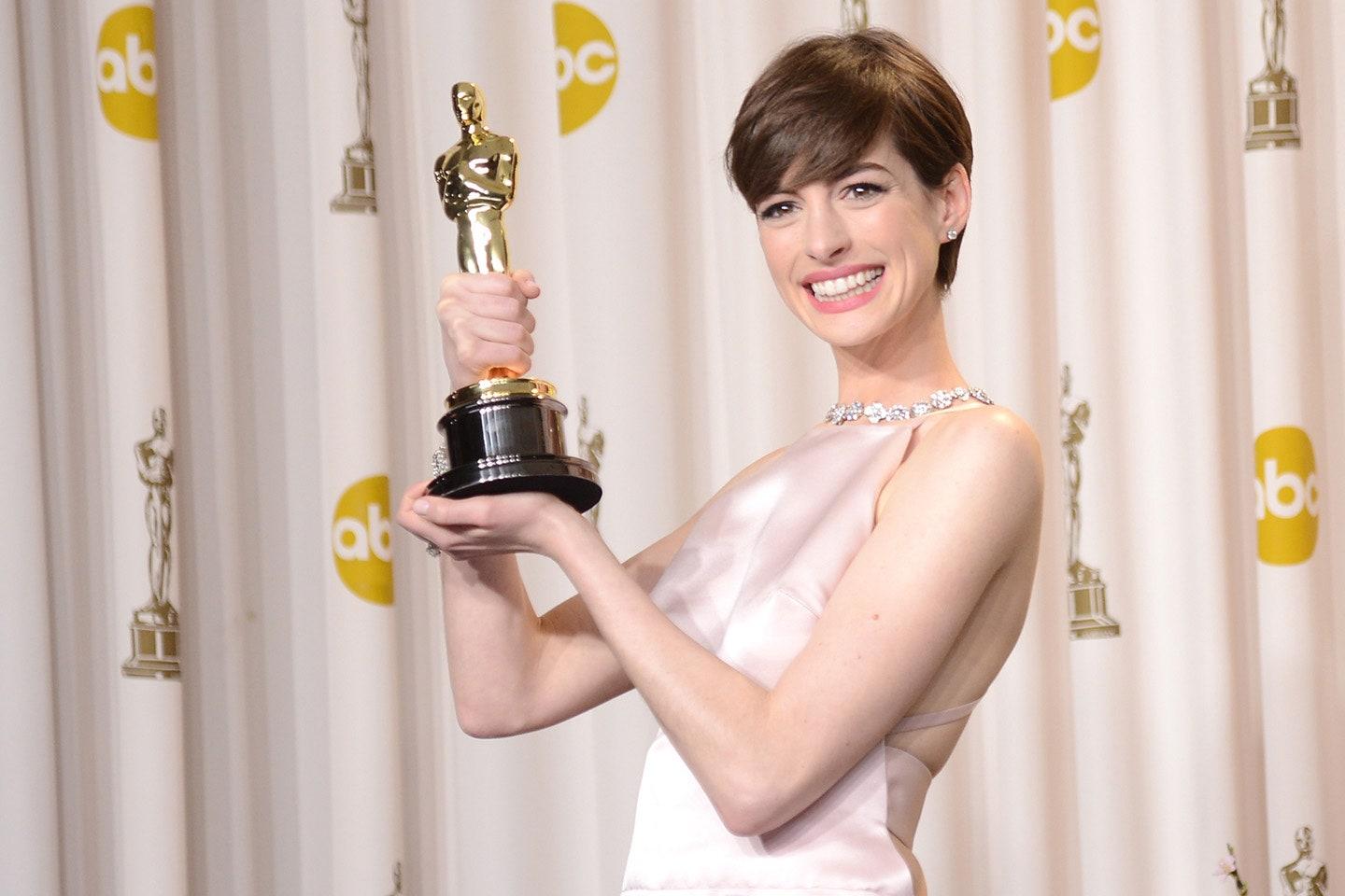 Anne Hathaway mất điểm trầm trọng vì váy áo tại Oscar 2013