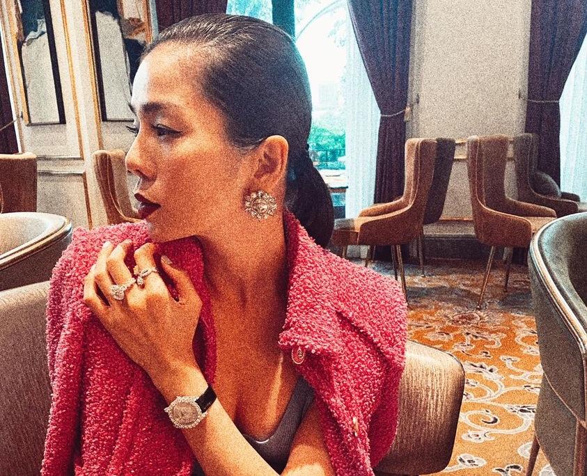 Lệ Quyên và xu hướng “nhuộm hồng” tủ đồ: Hẹn hò cùng trai trẻ nên yêu đời?