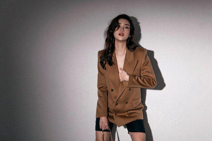 Đỗ Mỹ Linh tạo dáng khó hiểu: Luồn tay vào bên trong áo blazer thả rông