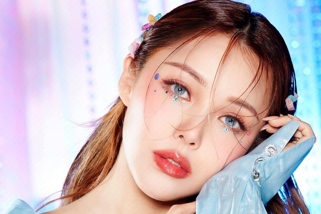 Gương mặt lấp lánh ánh sao là một trong số những kiểu trang điểm được yêu thích nhất mùa lễ hội