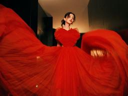 Khoảnh khắc tung váy của mỹ nhân Hoa ngữ: Quan Hiểu Đồng như công chúa, Dương Tử mặt "sượng trân"