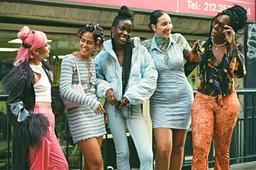 Những item không thể thiếu nếu muốn theo đuổi phong cách thời trang Y2K