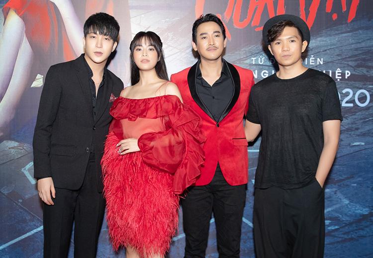 Hoàng Thùy Linh diện váy xuyên thấu tham gia họp báo