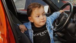 Cậu bé gây ấn tượng khi mới 3 tuổi đã diện loạt hàng hiệu