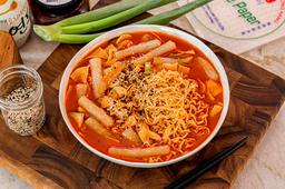 Cách làm tteokbokki Hàn Quốc từ bánh tráng Việt Nam
