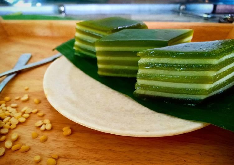 Cách làm bánh da lợn đậu xanh lá dứa dẻo, bùi, thơm ngon để cả nhà ăn vặt