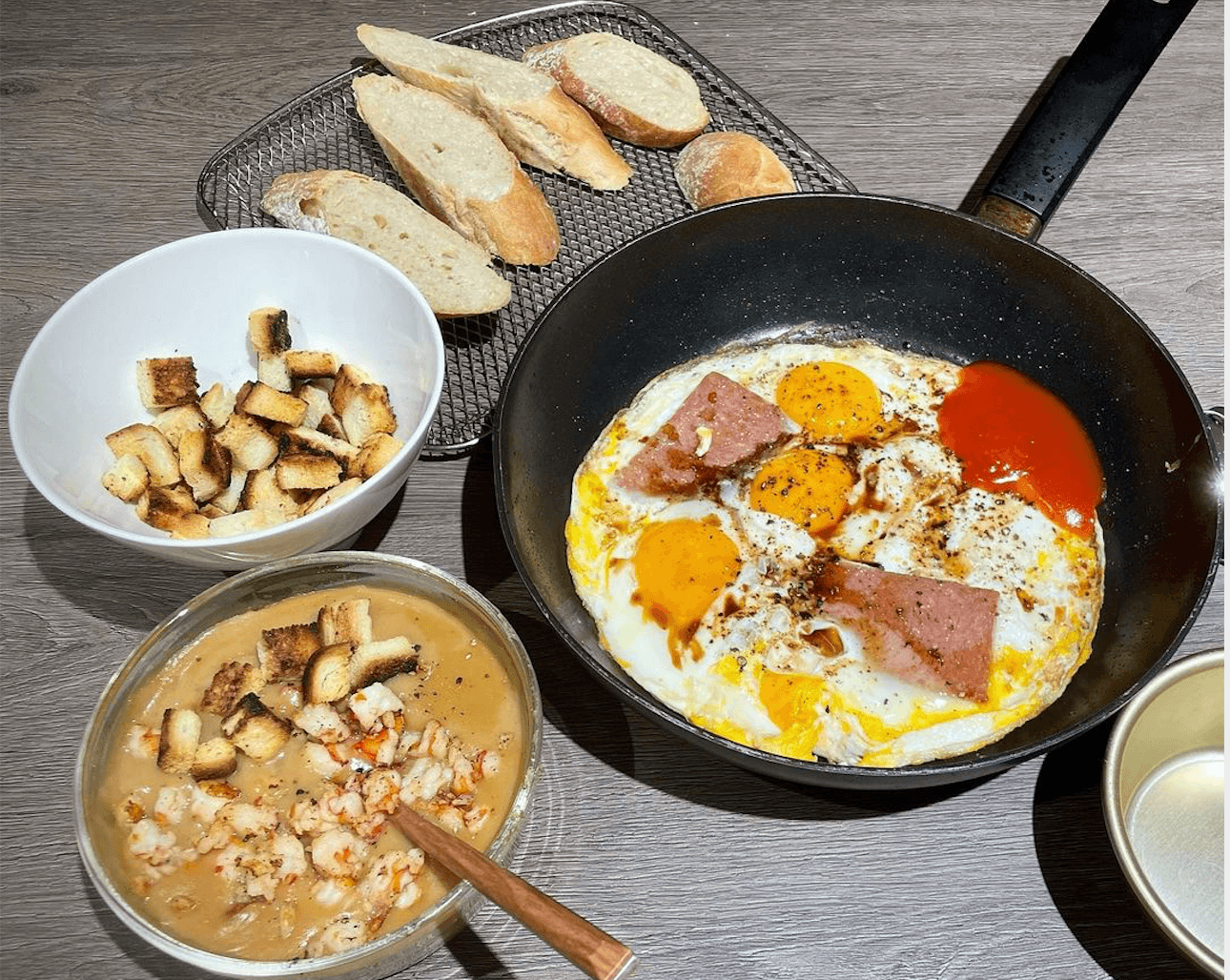 Trấn Thành đãi Hari Won bánh mì chảo, đồ ăn ngon nhưng bánh mì quá lửa rồi!