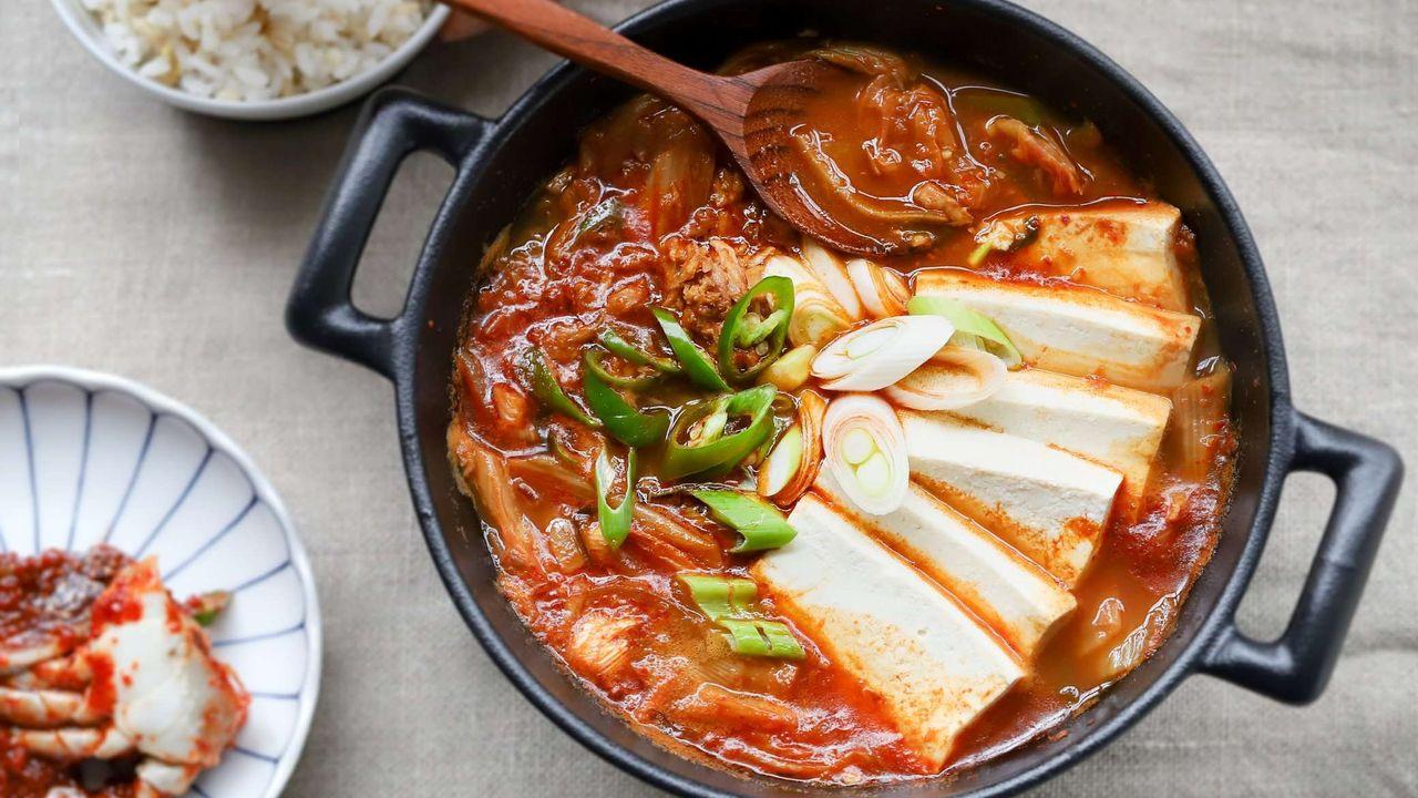 Cách nấu canh kim chi thịt bò Hàn Quốc ngon mà dễ nấu cho ngày lạnh