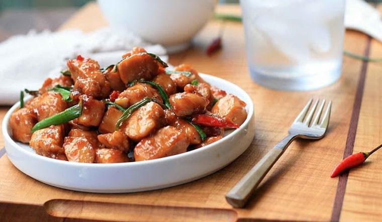 Cách làm gà kho tiêu đậm đà cho mâm cơm thêm hấp dẫn nhân ngày se lạnh