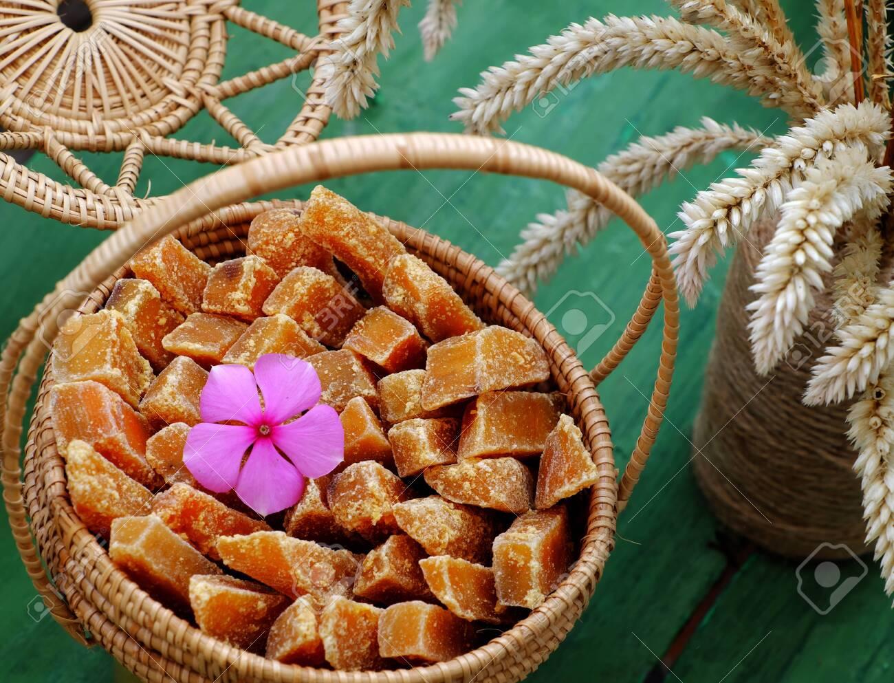 Cách làm mứt khoai lang dẻo nhanh, ngon, lạ miệng để đãi khách