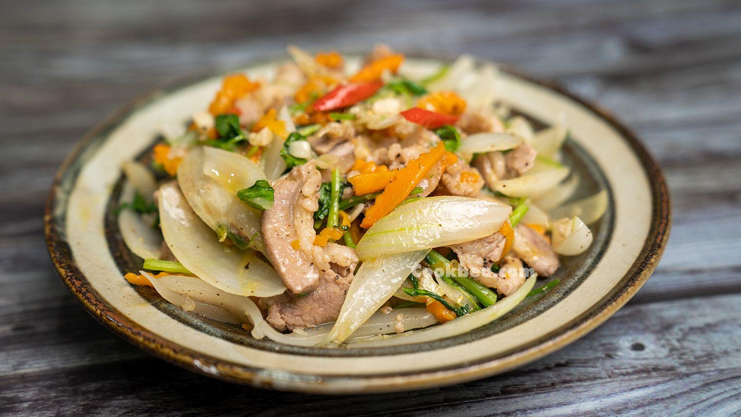 Cách làm thịt heo xào hành tây giòn ngọt nhanh chóng cho ngày đầu tuần bận rộn