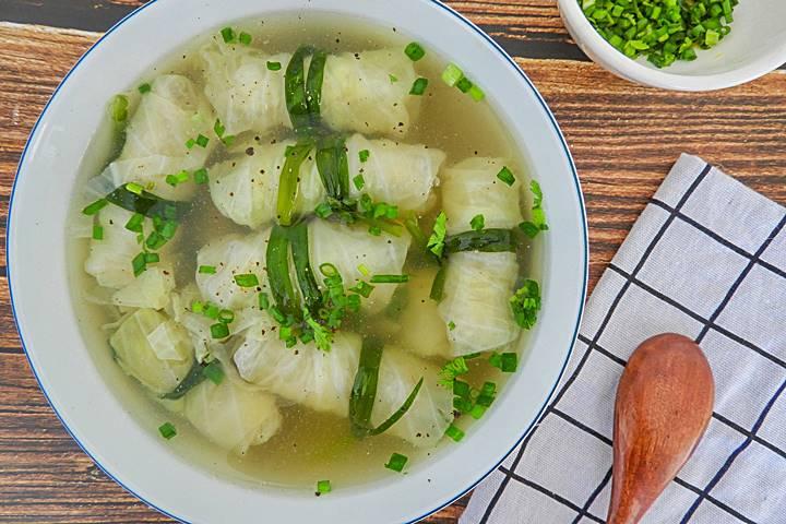 Cách nấu canh bắp cải cuốn thịt băm đẹp mắt, ngon miệng để đổi gió mâm cơm cuối tuần