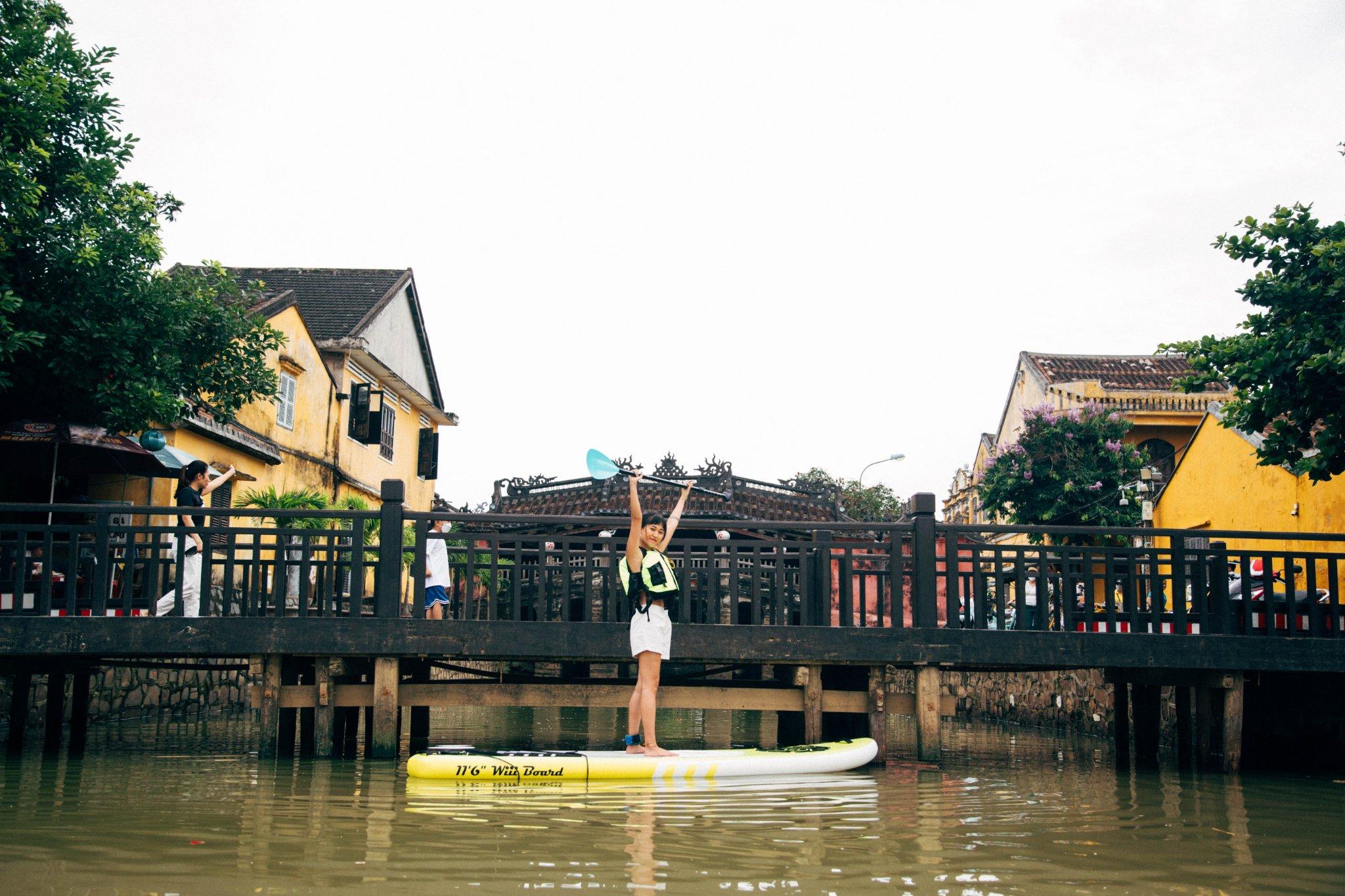 Chèo SUP trên sông Hoài sáng sớm, trải nghiệm du lịch mới toanh ở Hội An