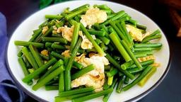 Cách làm trứng xào ngồng tỏi, bí quyết để không hăng, không tanh