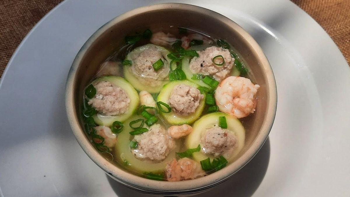 Cách làm canh bí ngòi nhồi tôm thịt thanh mát đưa cơm ngày đầu hè