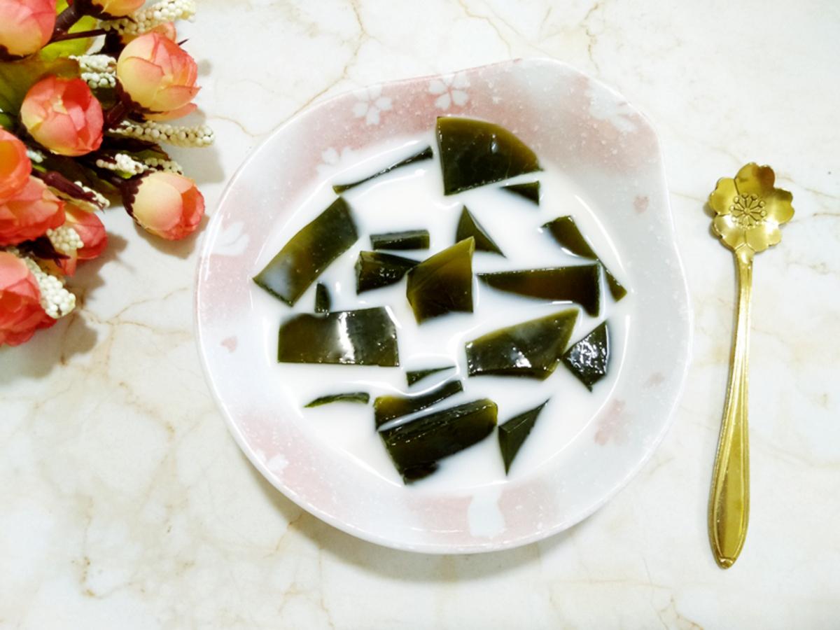 Cách làm sữa thạch rau má thơm mát, thạch giòn sần sật cho mùa hè nóng nực