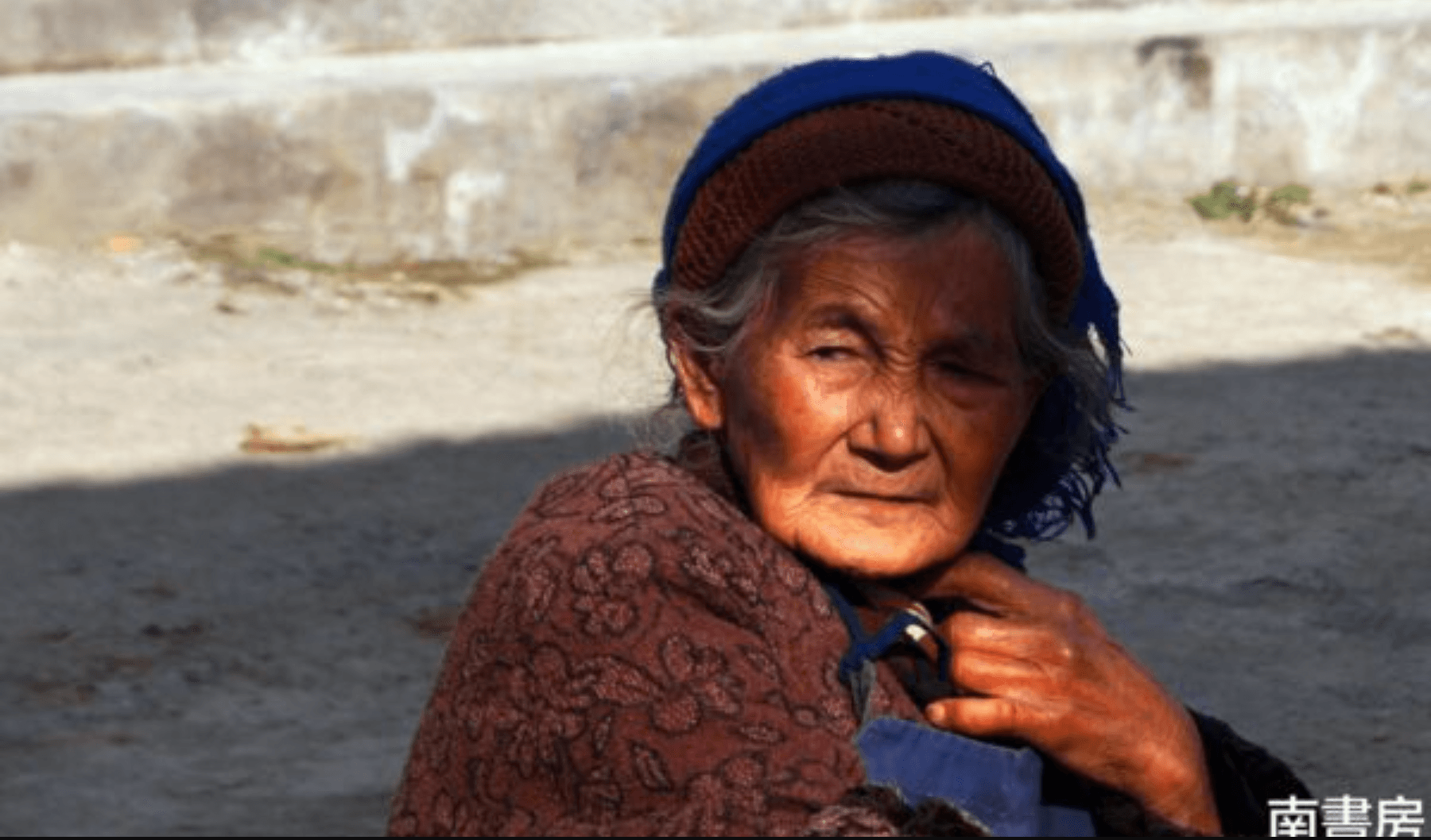 Cụ bà nghèo ăn cơm với dưa muối, mất đi để lại số tiền cần 6 người đếm