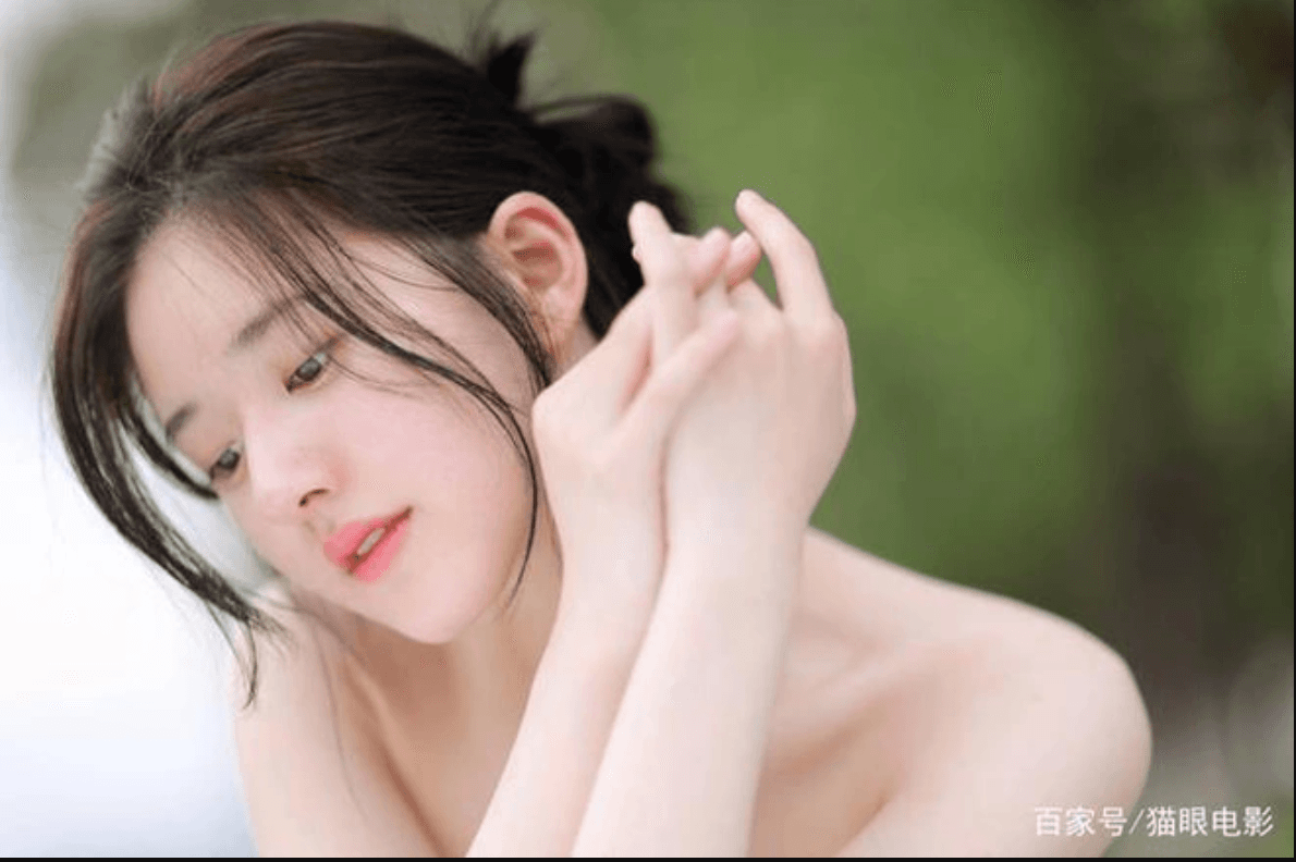 Triệu Lộ Tư khiến người hâm mộ “chán ngán” khi dính chặt kiểu vai thanh thuần