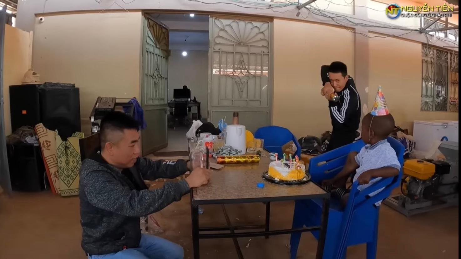 Hậu trường video Lôi Con hát chúc mừng sinh nhật Thuỳ Tiên, nhìn Quang Linh Vlogs còn “hớn” hơn cháu