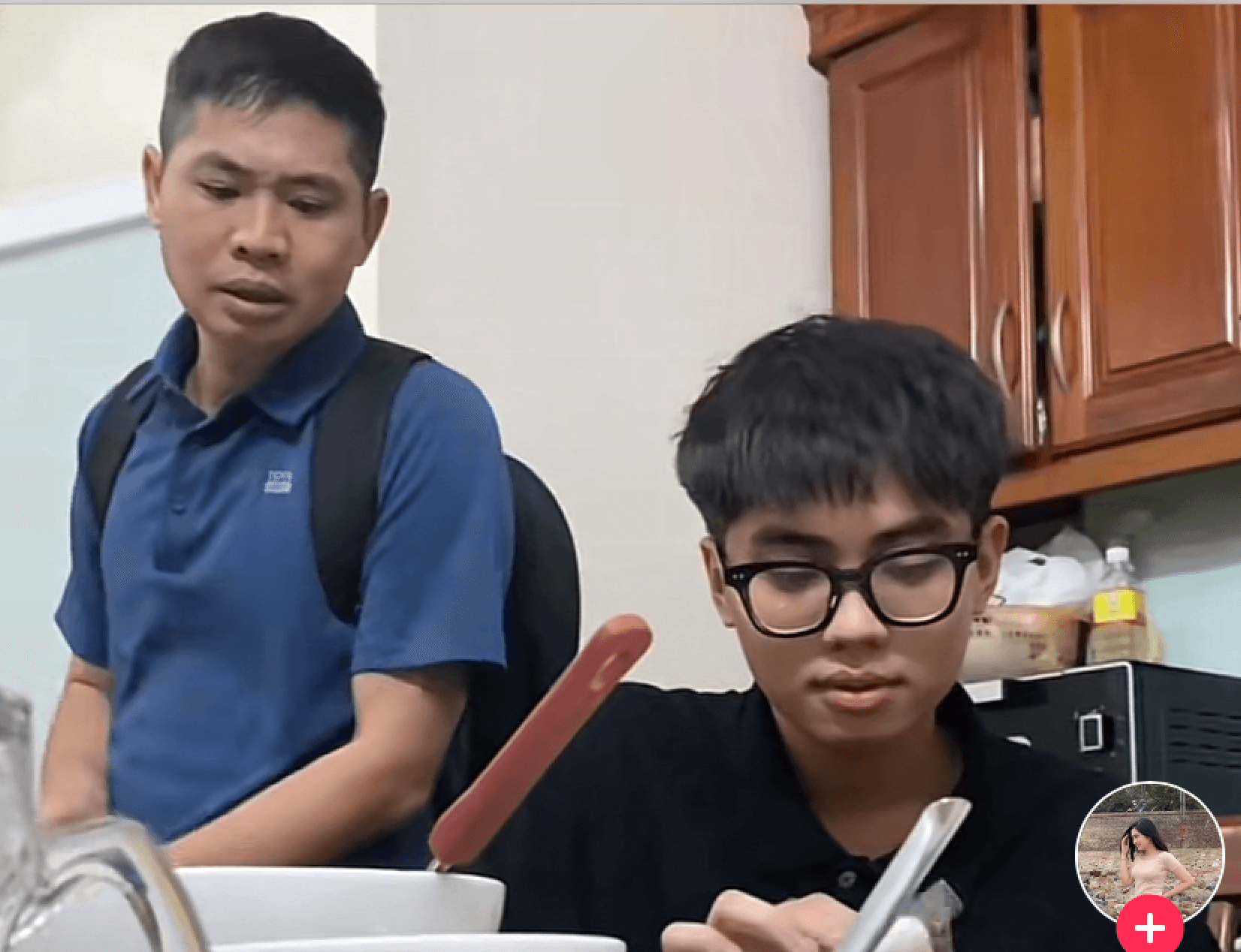 Ông bố đáng yêu nhất trong ngày: Vừa rơm rớm nước mắt, vừa cười khi nghe tin con trai đỗ Đại học