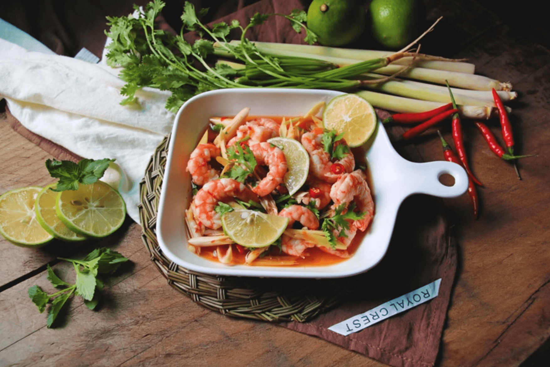 Cách làm tôm trộn chanh sả chuẩn vị Thái, ăn ngày nóng cực hợp