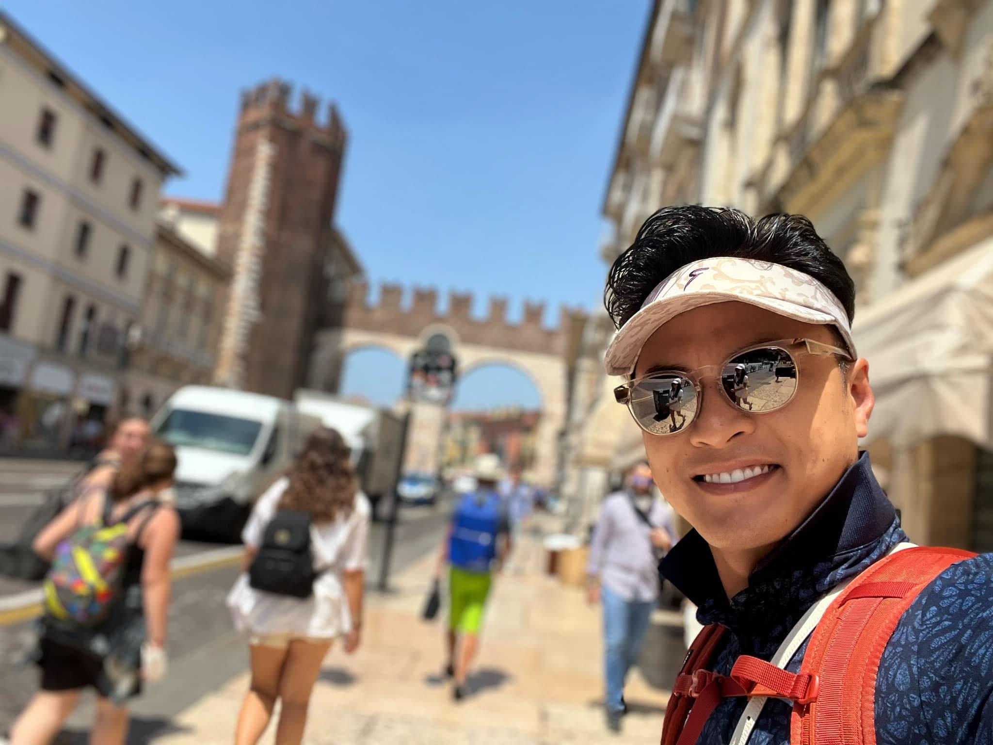 Hồng Đăng ung dung đón mùa Thu Hà Nội, cười tươi hết cỡ