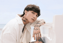 Sơn Tùng MTP khoe quà kỷ niệm từ người đặc biệt nhân 10 năm ca hát