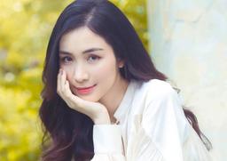 Hòa Minzy diện "street style" đậm chất tiểu thư đài các