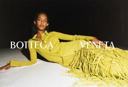 Chiếc túi tua rua của Bottega Veneta lên ngôi mùa Thu Đông 2020