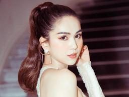 Ngọc Trinh gây choáng khi đăng ảnh giày có thiết kế nhạy cảm