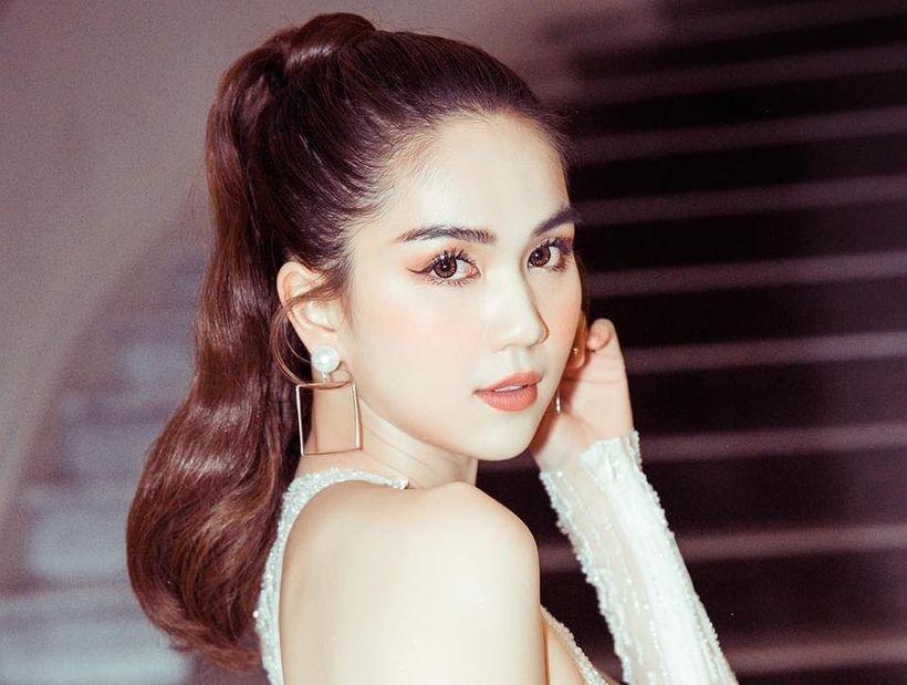 Ngọc Trinh gây choáng khi đăng ảnh giày có thiết kế nhạy cảm