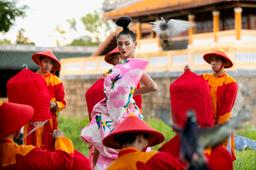 Siêu mẫu Võ Hoàng Yến tái hiện màn đá váy huyền thoại tại show diễn “Vàng Son - A Better Day”