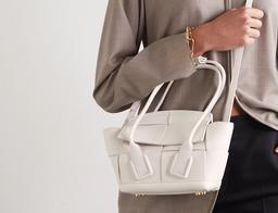 Giải mã sức hút của chiếc túi ACRO không logo của Bottega Veneta