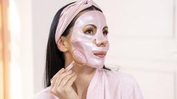 Những công dụng tuyệt vời của đá lăn đối với khuôn mặt