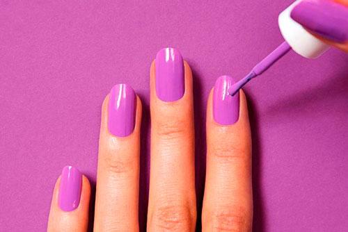 Tím hoa cà là xu hướng màu móng tay nàng không thể bỏ qua cho mùa Tết 2021