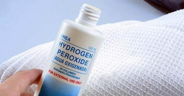 7 cách sử dụng nước oxy già (Hydrogen peroxide) để điều trị mụn hiệu quả