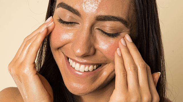 Những điều cần lưu ý khi mua mỹ phẩm trang điểm cho da dầu