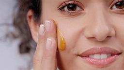 Cách trị mụn bằng mật ong và những điều bạn cần biết
