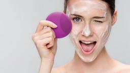 Da mụn có nên dùng máy rửa mặt hay không? Vì sao?