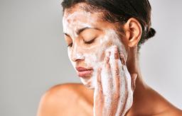 Da mụn nên dùng sữa rửa mặt nào mới tốt?
